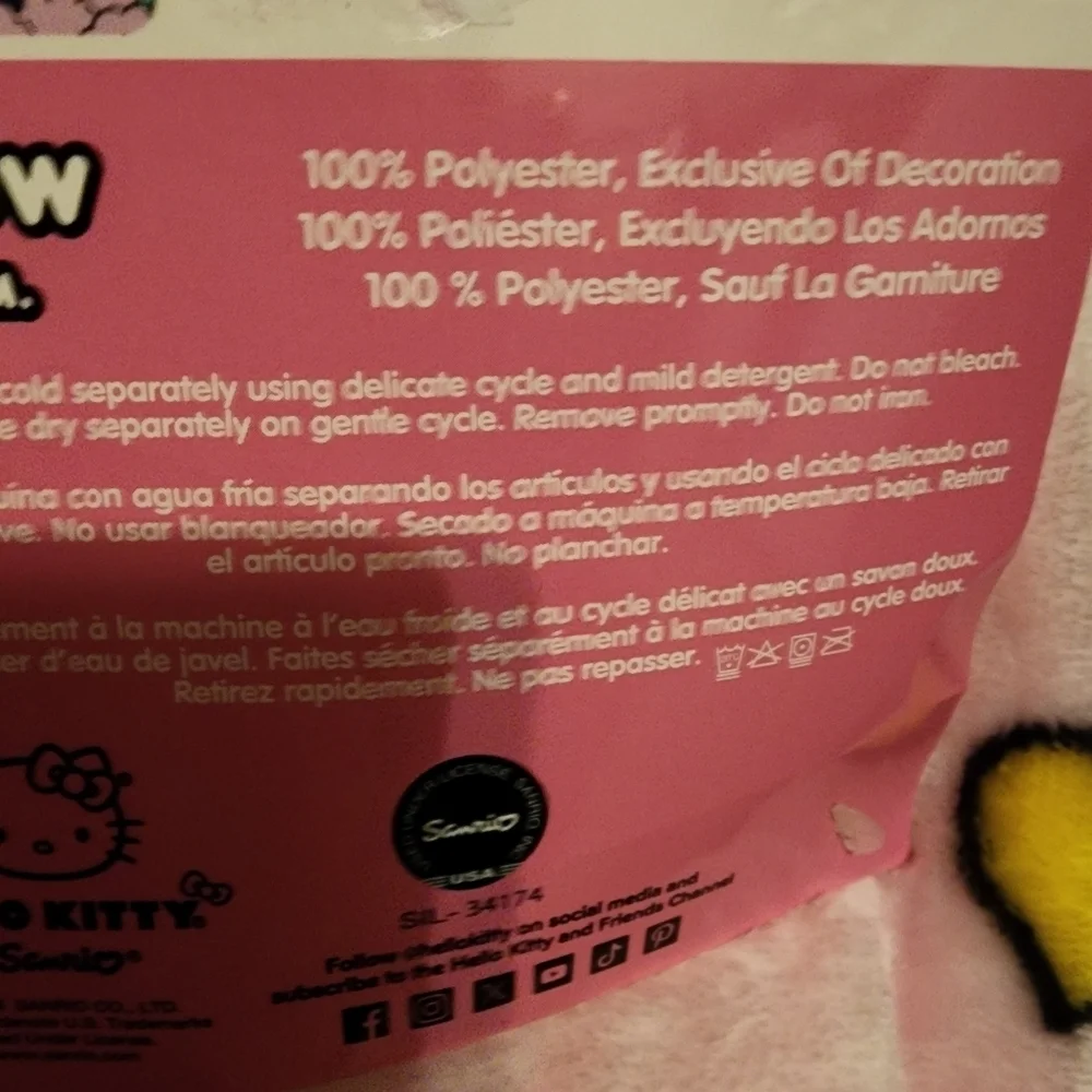 Hello Kitty Feeling Loved 50x70